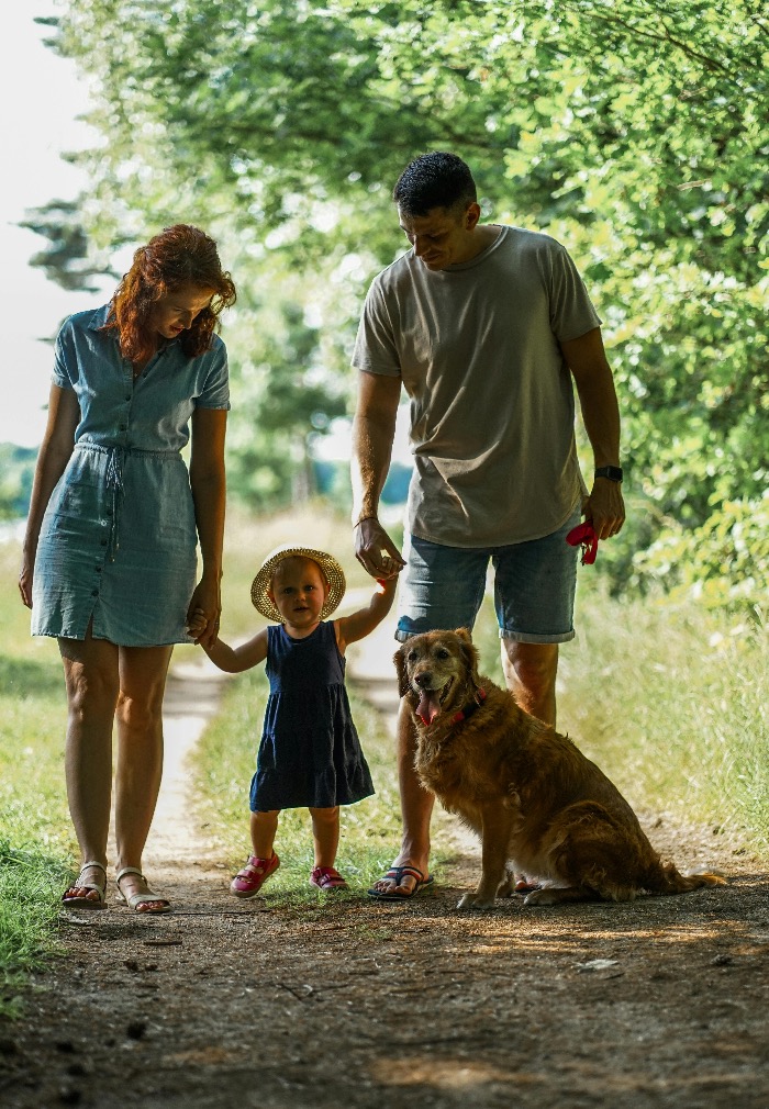 Familie mit Kleinkind und Hund