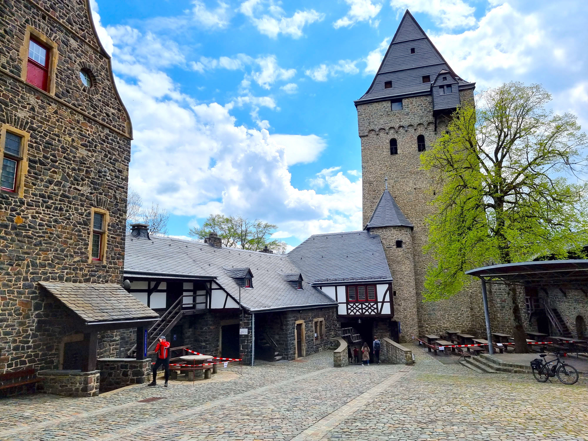Eine der schönsten Burgen und Schlösser im Sauerland: Burg Altena